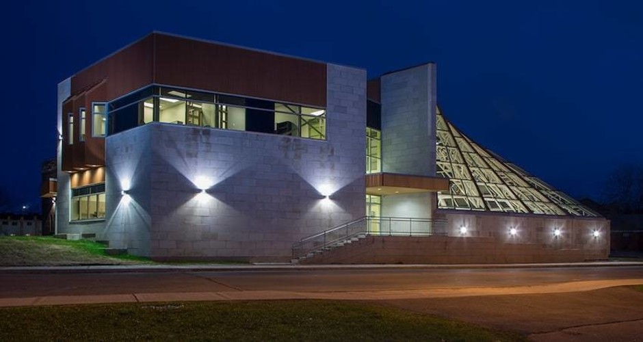 PLACE RESURGO (MUSÉE DE MONCTON ET CENTRE DE DÉCOUVERTE DES TRANSPORTS), MONCTON (N.-B.) | ARCHITECTURE 2000 INC. (MAINTENANT STANTEC ARCHITECTURE LTD.)