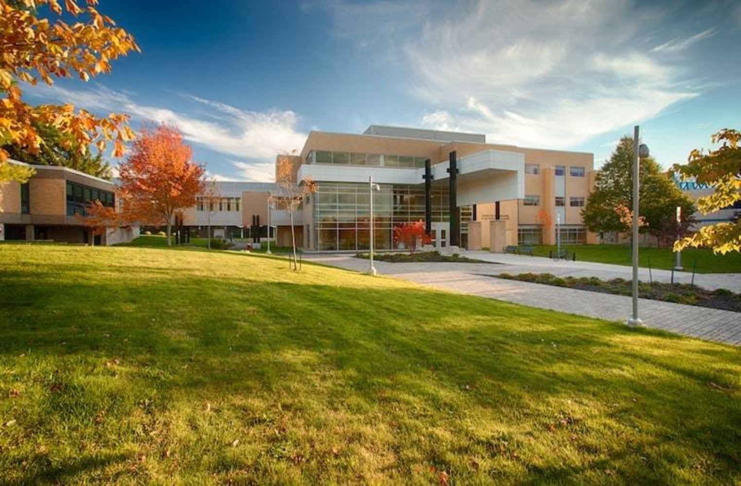 CENTRE DES TECHNOLOGIES ET DES SCIENCES DE LA SANTÉ, MONCTON (N.-B.) | ARCHITECTES QUATRE LIMITÉE